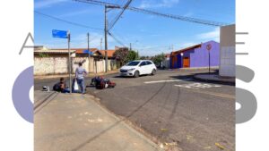 Acidente entre carro e moto deixa jovem ferido na Vila Adileta, em Assis