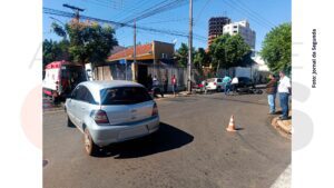 Colisão entre carro e moto deixa mulher ferida em cruzamento no centro de Assis