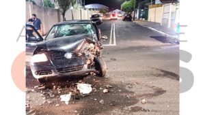 Colisão frontal em Assis deixa mulher gravemente ferida e derruba parte de muro da Santa Casa