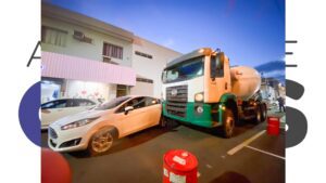 Caminhão Arrasta Carro Por Quase 20 Metros no Centro de Assis.