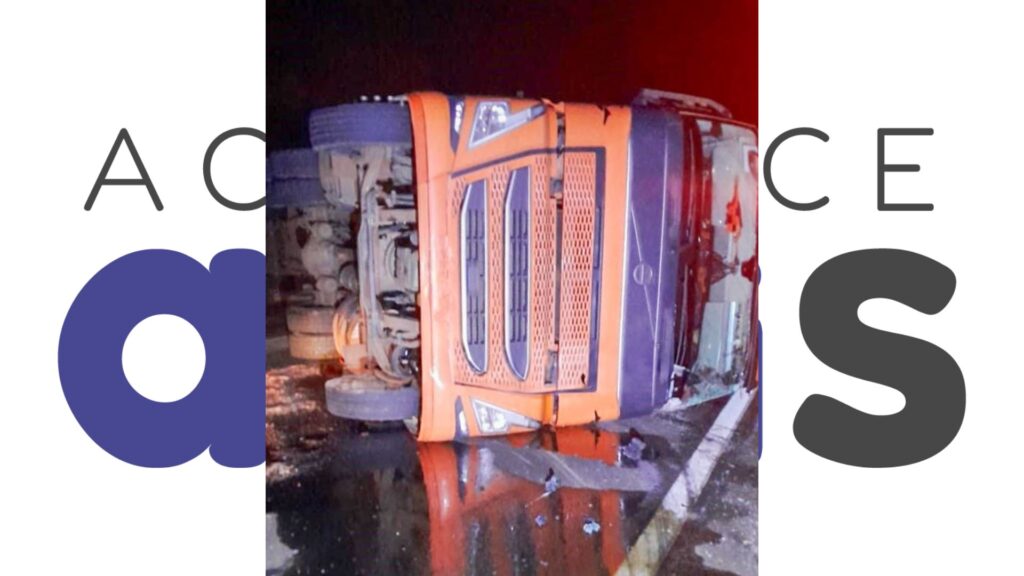 Carreta com carga de gado tomba na SP-266, em Florínea. Motorista está em estado grave e foi transferido ao Hospital Regional de Assis.
