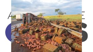 Carreta carregada com 30 toneladas de batata-doce tomba na SP-333, em Marília