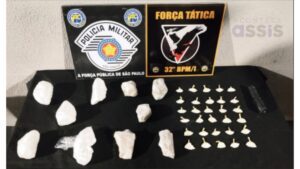 Adolescente é apreendido por tráfico em área de mata em Assis. Polícia encontrou cocaína e crack escondidos em tambor enterrado. Caso foi registrado no CPJ.