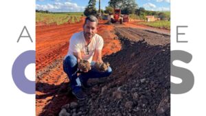 Cascalhamento da Estrada do Freire em Assis melhora acesso na zona rural. Obra foi solicitada por moradores e atende pedido do vereador Jé Canela.