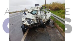 Pai e filho morrem após carro invadir pista contrária e colidir com ônibus na SP-333, em Guarantã. Acidente aconteceu no km 294 da rodovia.