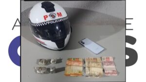 Homem é preso por tráfico após tentar fugir da PM em Assis. Durante a fuga, dispensou porções de maconha e foi capturado. Veja detalhes.
