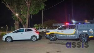 Homem é preso na SP-333, em Florínea, por conduzir carro dublê furtado em São Paulo. Caso foi registrado na CPJ de Assis. Veja os detalhes.