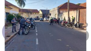 Detran, PM e Trânsito autuam 48 motociclistas em operação em Assis. Ação identificou CNHs vencidas, escapamentos irregulares e motos sem licenciamento.