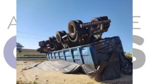 Caminhoneiro de Florínea fica ferido após tombar caminhão na SP-270 em Assis. Acidente foi nesta terça (8), e vítima foi levada ao Hospital Regional.