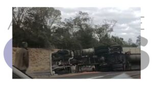 Carreta tomba na SP-270 entre Assis e Maracaí, mas trânsito não foi afetado. Motorista saiu ileso e veículo já foi destombado.