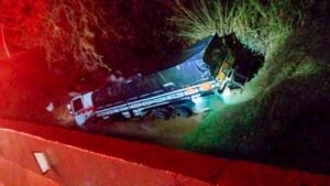 Caminhão tomba em córrego na Rodovia Raposo Tavares durante chuva em Maracaí