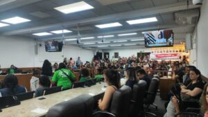 Pais protestam contra possível fechamento da Creche Colo de Mãe em Assis