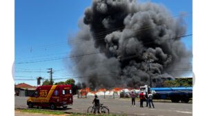 Incêndio de grandes proporções atinge loja de pneus na Avenida Abílio Duarte de Souza, em Assis