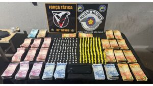 Dupla é presa com R$ 9 mil em dinheiro e drogas escondidas em quarto em Cândido Mota