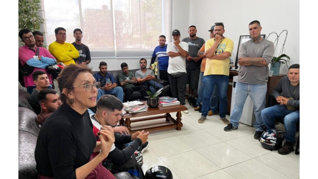Telma Spera recebe motociclistas de aplicativo e discute demandas sobre multas e trânsito