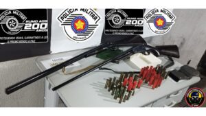 PM apreende espingardas calibre 12 e 24 em Assis; dono das armas diz que homem que fugiu era “invasor”