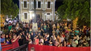 Magia do Natal e multidão na Estação: Celebra Assis emociona com teatro e chegada do Papai Noel