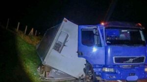 Caminhão tomba compartimento de carga após eixo quebrar na SP-333, próximo a Echaporã