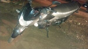 Patrulhamento atento: Polícia Militar recupera motocicleta furtada após desconfiar de placa em mau estado no centro de Cândido Mota