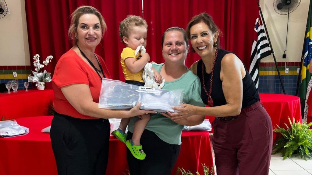 Alunos dos Berçários 1 e 2 da rede municipal de Assis começam a receber uniformes escolares pela primeira vez