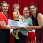 Alunos dos Berçários 1 e 2 da rede municipal de Assis começam a receber uniformes escolares pela primeira vez