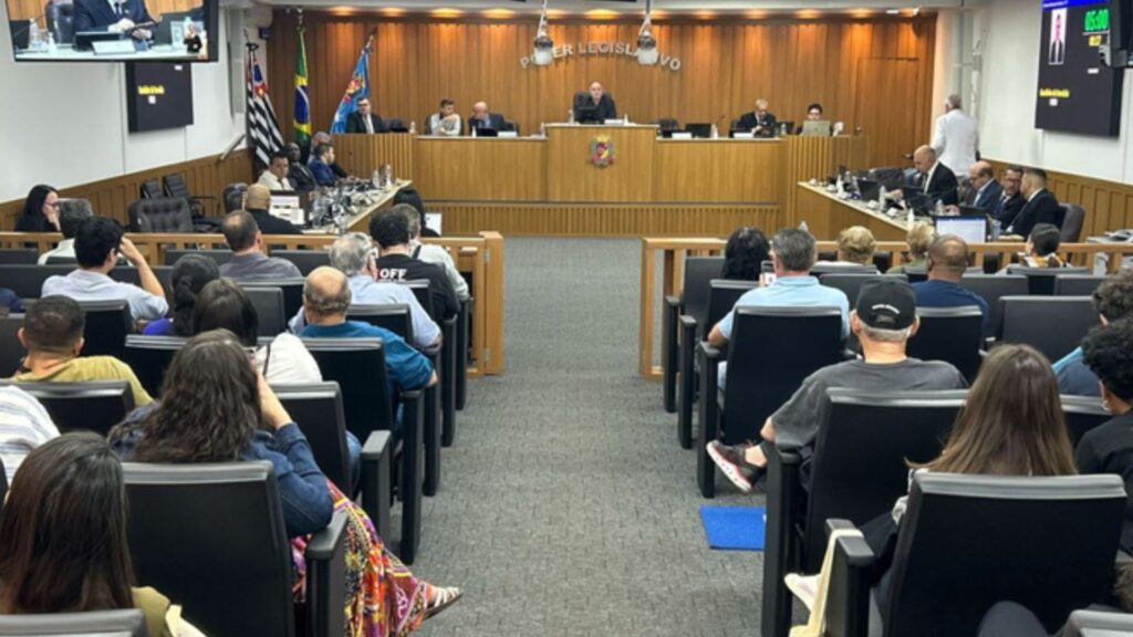 Câmara de Assis vota projetos sobre fibromialgia, idosos e assistência social