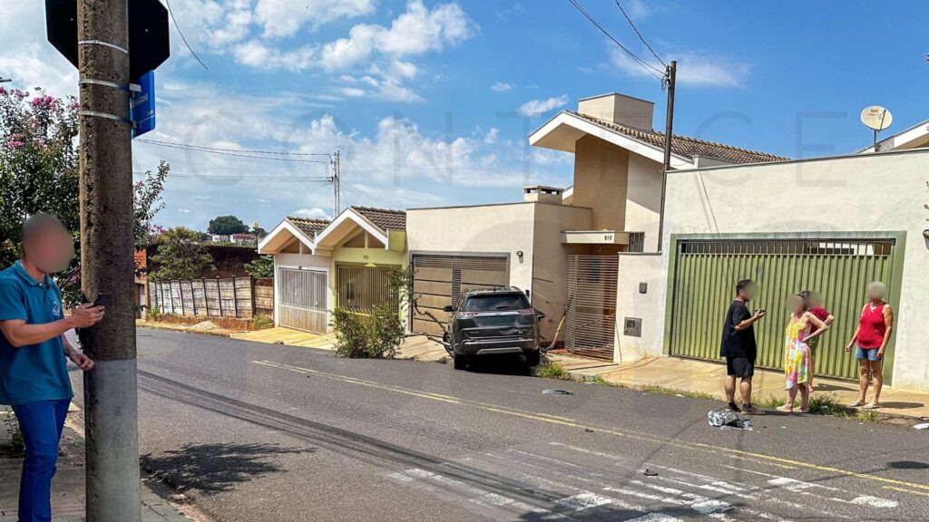 Carro avança o ‘Pare’ e bate em outro na Rua Almirante Barroso em Assis