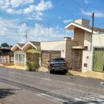 Carro avança o ‘Pare’ e bate em outro na Rua Almirante Barroso em Assis