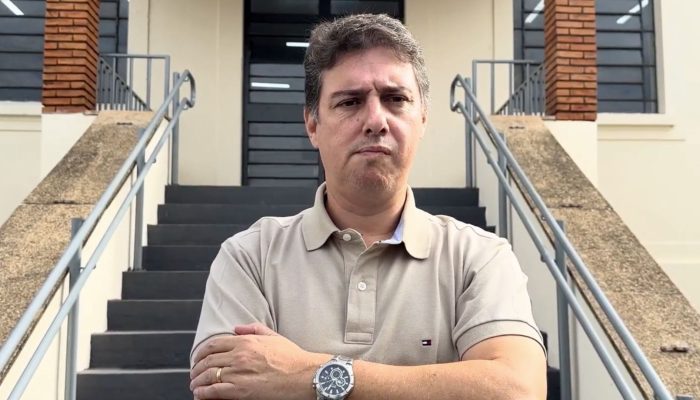 #15-04-crise-politica-vice-prefeito-despejo-gabinete-assis-cachorrao