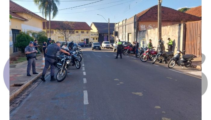 Detran, PM e Trânsito autuam 48 motociclistas em operação em Assis. Ação identificou CNHs vencidas, escapamentos irregulares e motos sem licenciamento.