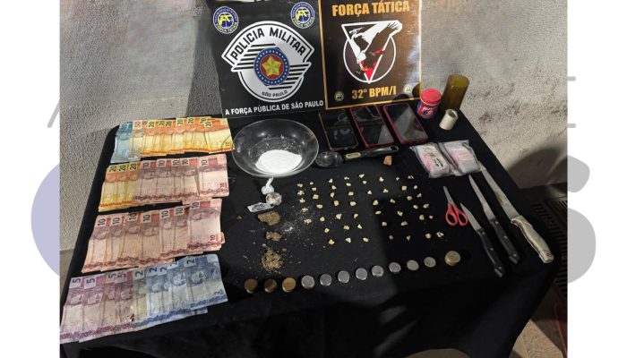 #26-11-drogas-apreendidas-mesa-sala-vila-souza-assis