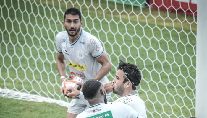 Atacante Brunão comemora gol pelo São Bento — Foto Neto BonvinoSão Bento