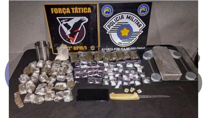 Força Tática apreende drogas em residência de Assis. Suspeito tentou fugir, mas foi preso. Ocorrência foi registrada como tráfico de drogas.