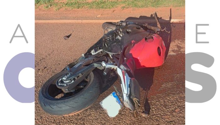 Motociclista fica ferido após colisão entre motos na SP-284, em Paraguaçu Paulista. Acidente foi causado por conversão irregular de ônibus, segundo relato.