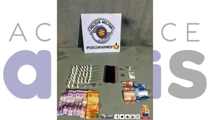 Duas adolescentes foram apreendidas por ato infracional análogo ao tráfico em Cândido Mota. Polícia localizou porções de drogas e dinheiro na abordagem.