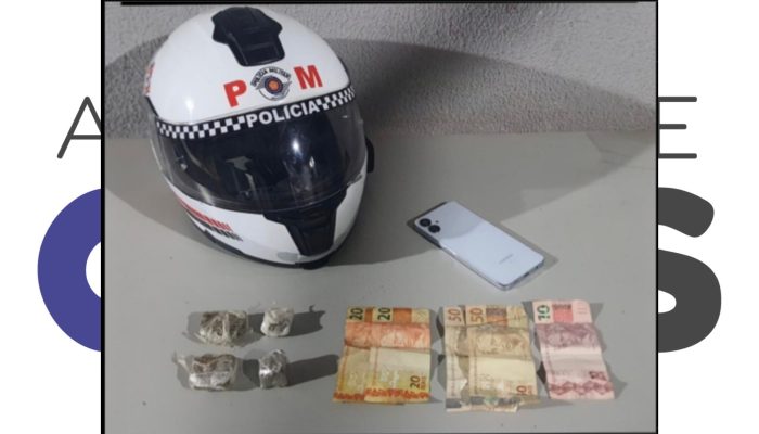 Homem é preso por tráfico após tentar fugir da PM em Assis. Durante a fuga, dispensou porções de maconha e foi capturado. Veja detalhes.