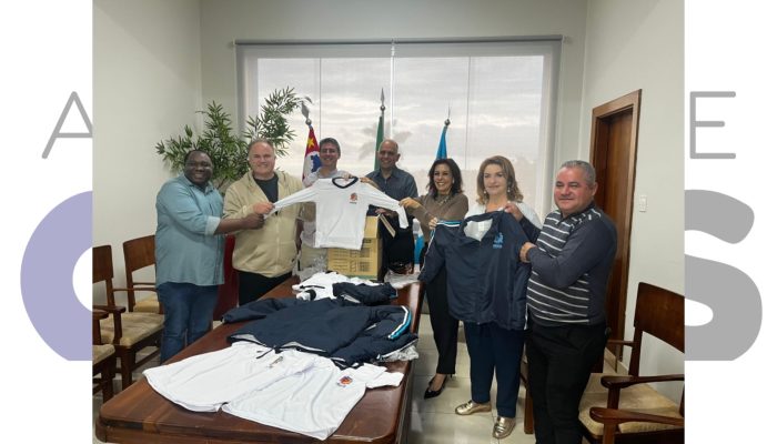 Após 25 anos, Assis volta a distribuir uniformes escolares. Mais de 7 mil alunos da rede municipal receberão kits completos a partir desta semana.