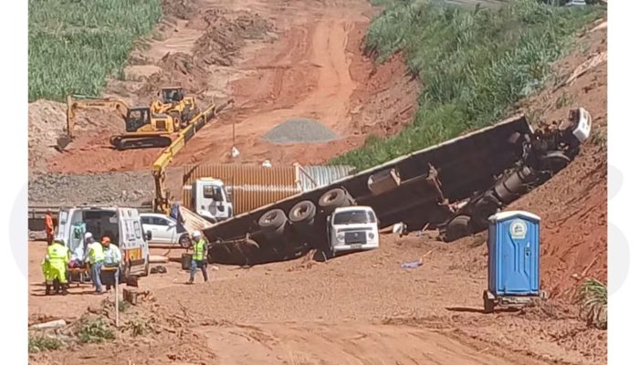 carreta-acidente-ribanceira-sp333-motorista-ferido-abril-2025