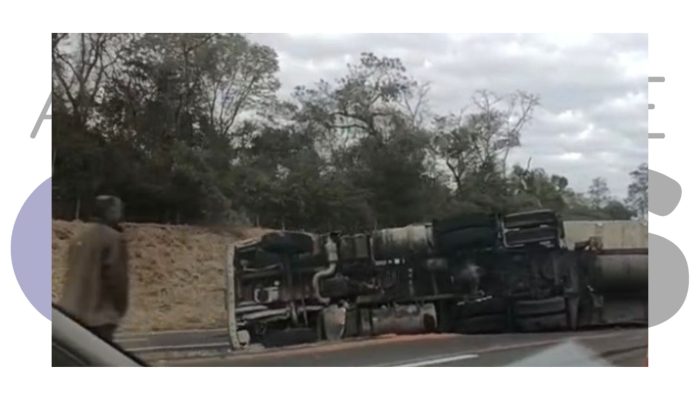Carreta tomba na SP-270 entre Assis e Maracaí, mas trânsito não foi afetado. Motorista saiu ileso e veículo já foi destombado.